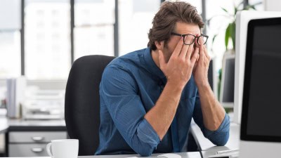 Un PDG d'entreprise qui a du mal à résoudre un problème