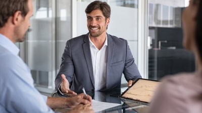 Un conseiller en stratégie avec des clients en entreprise