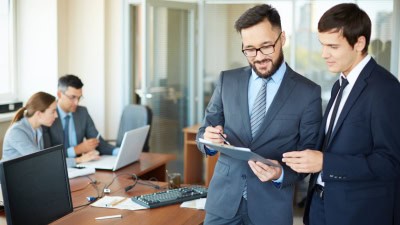 Un consultant en entreprise avec un client professionnel