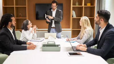 Un consultant en réunion avec les dirigeant d'une entreprise