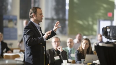 Un consultant en stratégie en pleine conférence pour les entrepreneurs