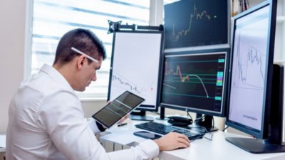 Un consultant en stratégie qui fait de la veille stratégique