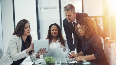 Un professionnel en accompagnement stratégique avec des clients