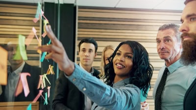 Une consultante en stratégie avec une équipe d'une entreprise