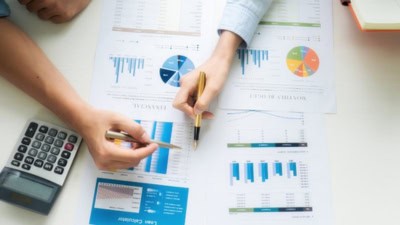 Une équipe d'une entreprise calculant le retour sur investissement de la mission d'un conseiller en stratégie