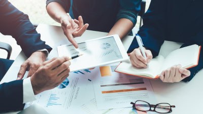 Une équipe d'une entreprise qui se fait conseiller pour l'optimisation des ressources