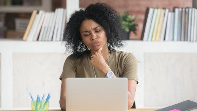 Une personne se demandant comment choisir un bon consultant en stratégie