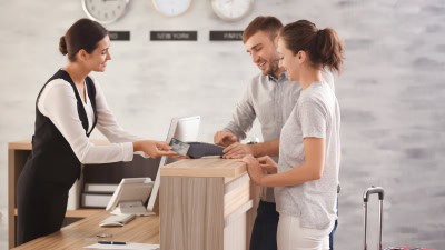 Un hotel qui pratique un système de tarification dynamique