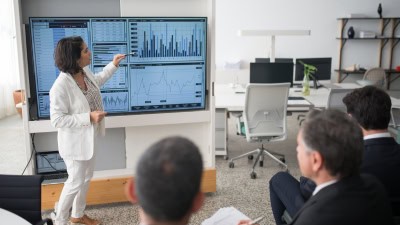 Une femme présentant les résultats d'une analyse du marché utile pour la stratégie de prix