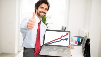 Un PDG heureux de la réussite de son expansion d'entreprise