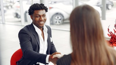 Un client satisfait des nouveaux produits suite à une expansion d'entreprise