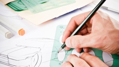 Un designer en train de dessiner une nouvelle voiture pour un nouveau marché d'une entreprie