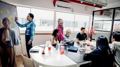 Une équipe en réunion pour de nouveaux projets de croissance interne d'une entreprise