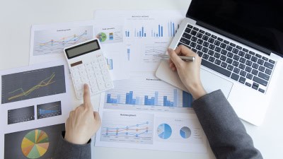 Un responsable financier qui analyse l'évolution des ventes sur un modèle de performance