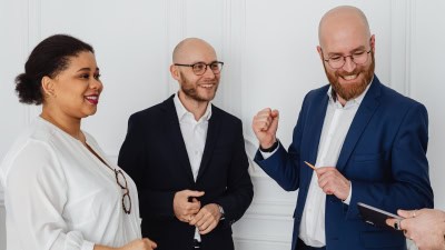 Un chef d'entreprise satisfait des résultats de sa stratégie de prix
